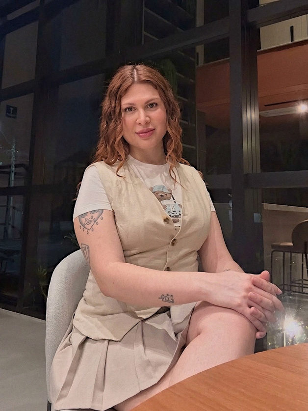 Gabriele Costa sentada, em um retrato pessoal